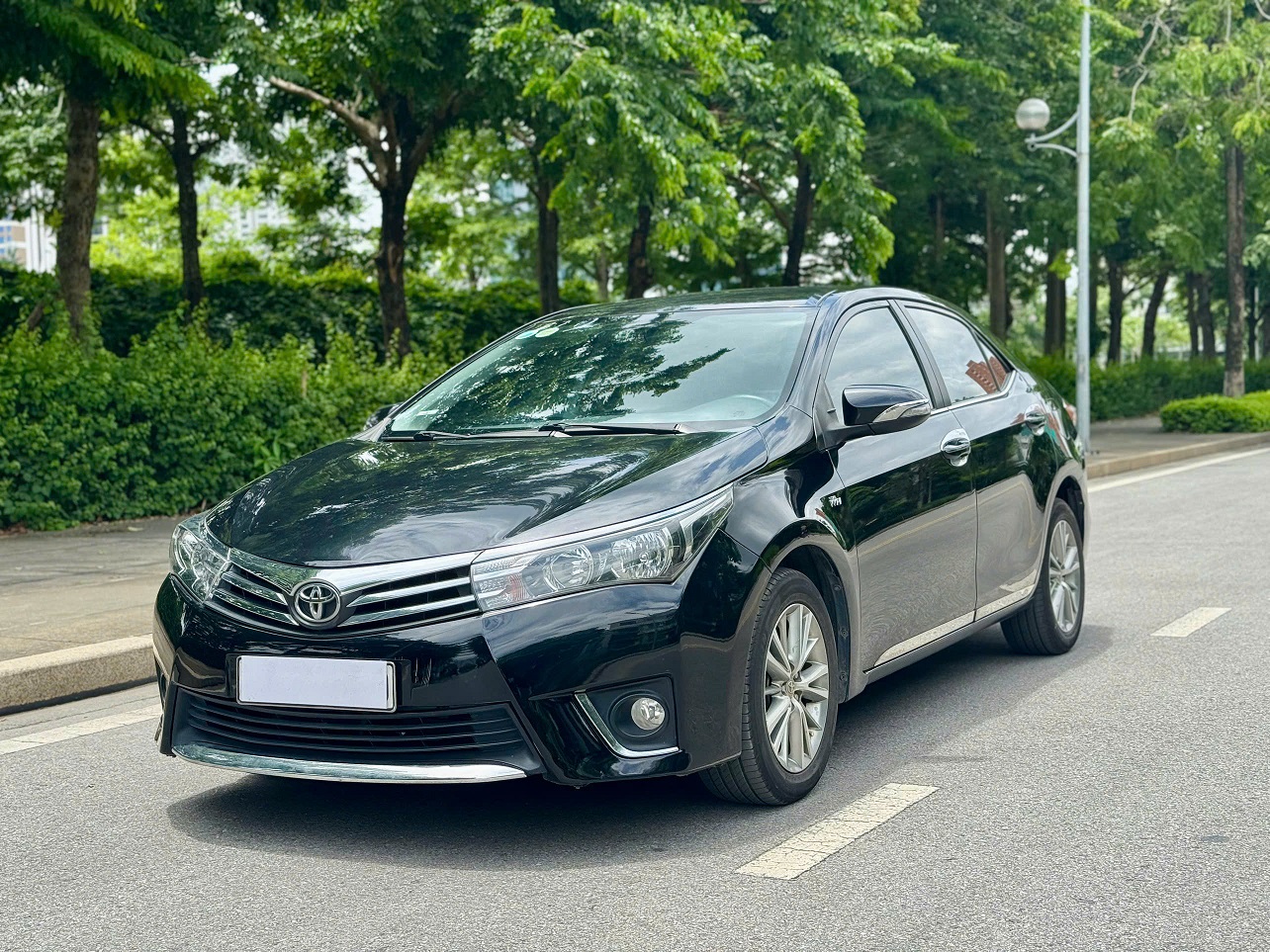 Toyota Corolla Altis 1.8G AT 2017 màu đen