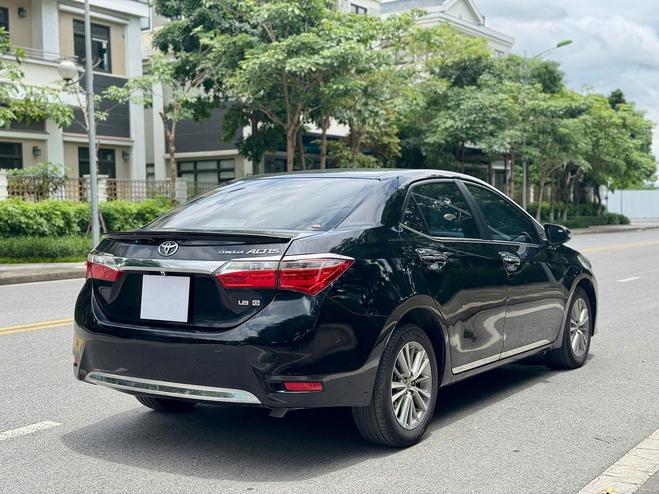 Toyota Corolla Altis 1.8G AT 2017 màu đen