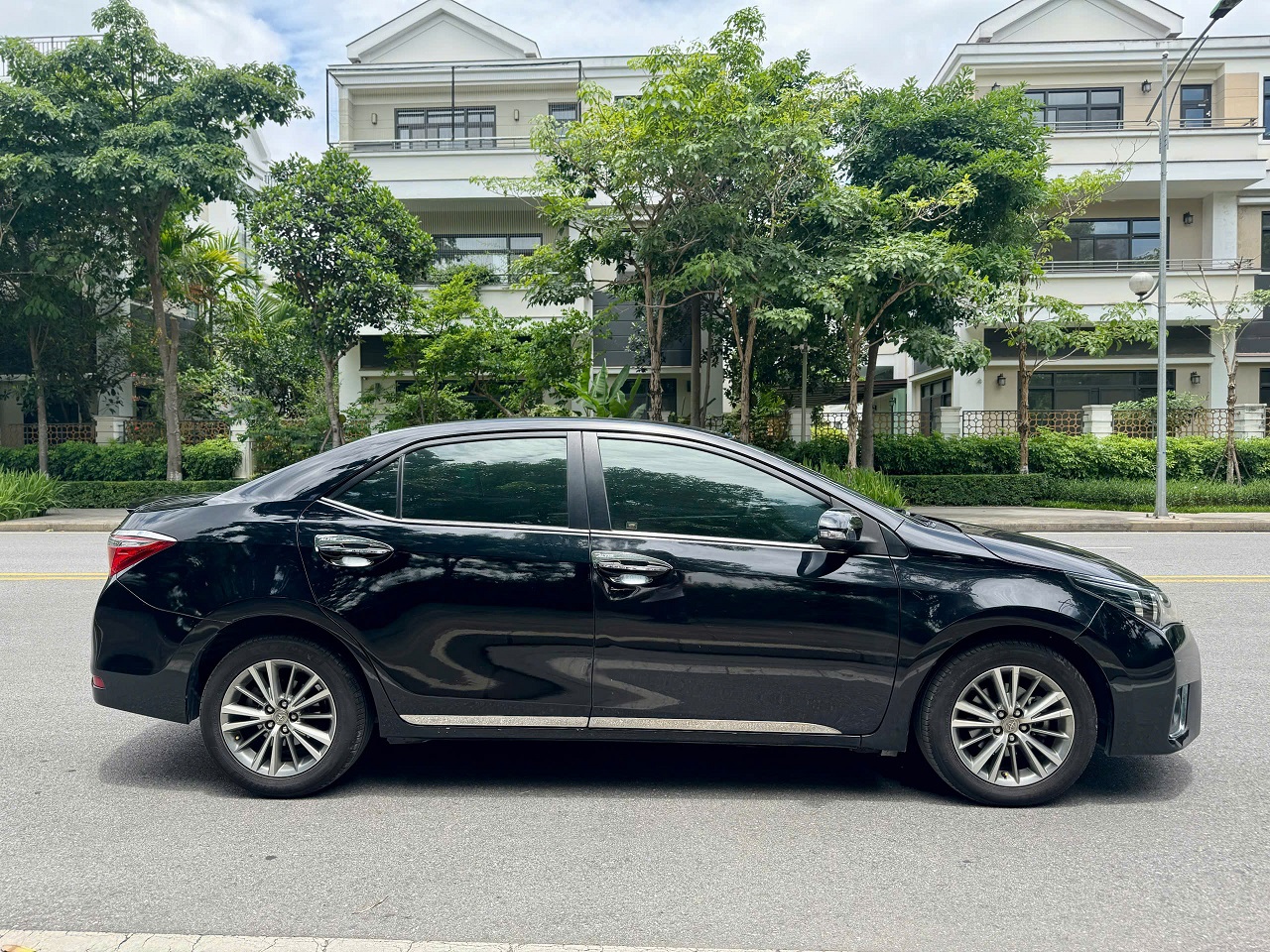 Toyota Corolla Altis 1.8G AT 2017 màu đen