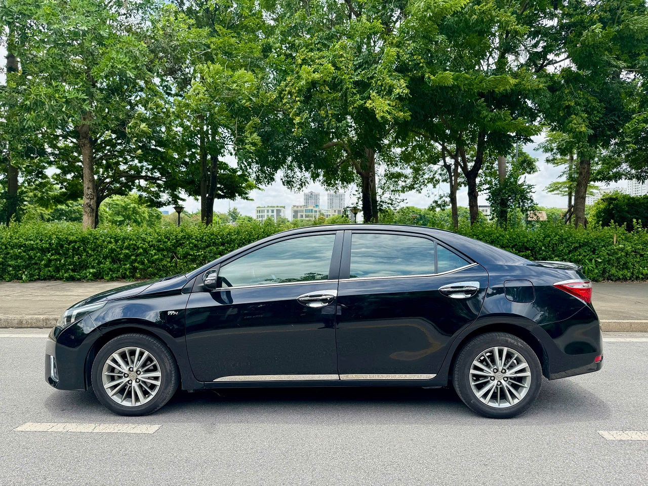 Toyota Corolla Altis 1.8G AT 2017 màu đen