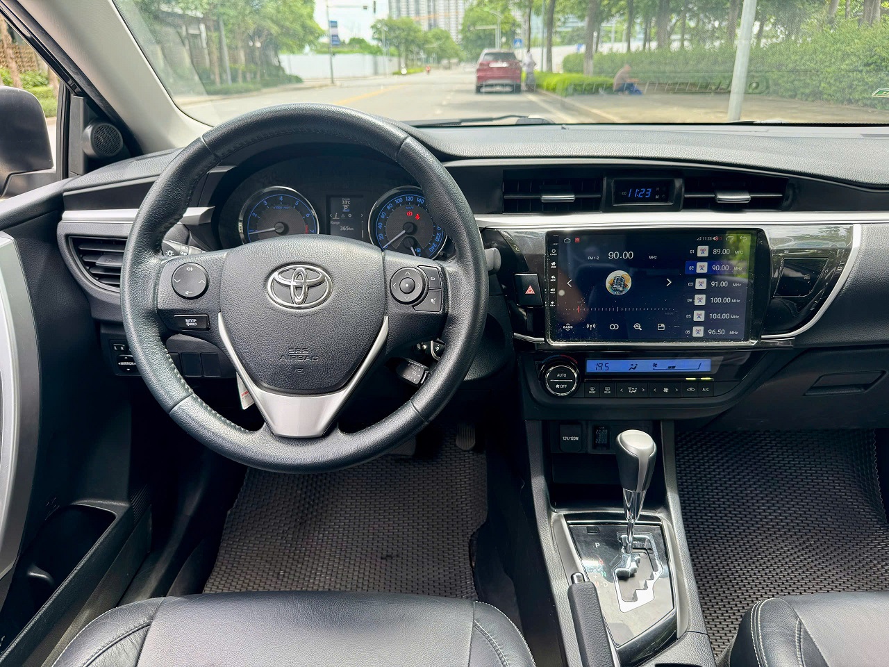 Toyota Corolla Altis 1.8G AT 2017 màu đen
