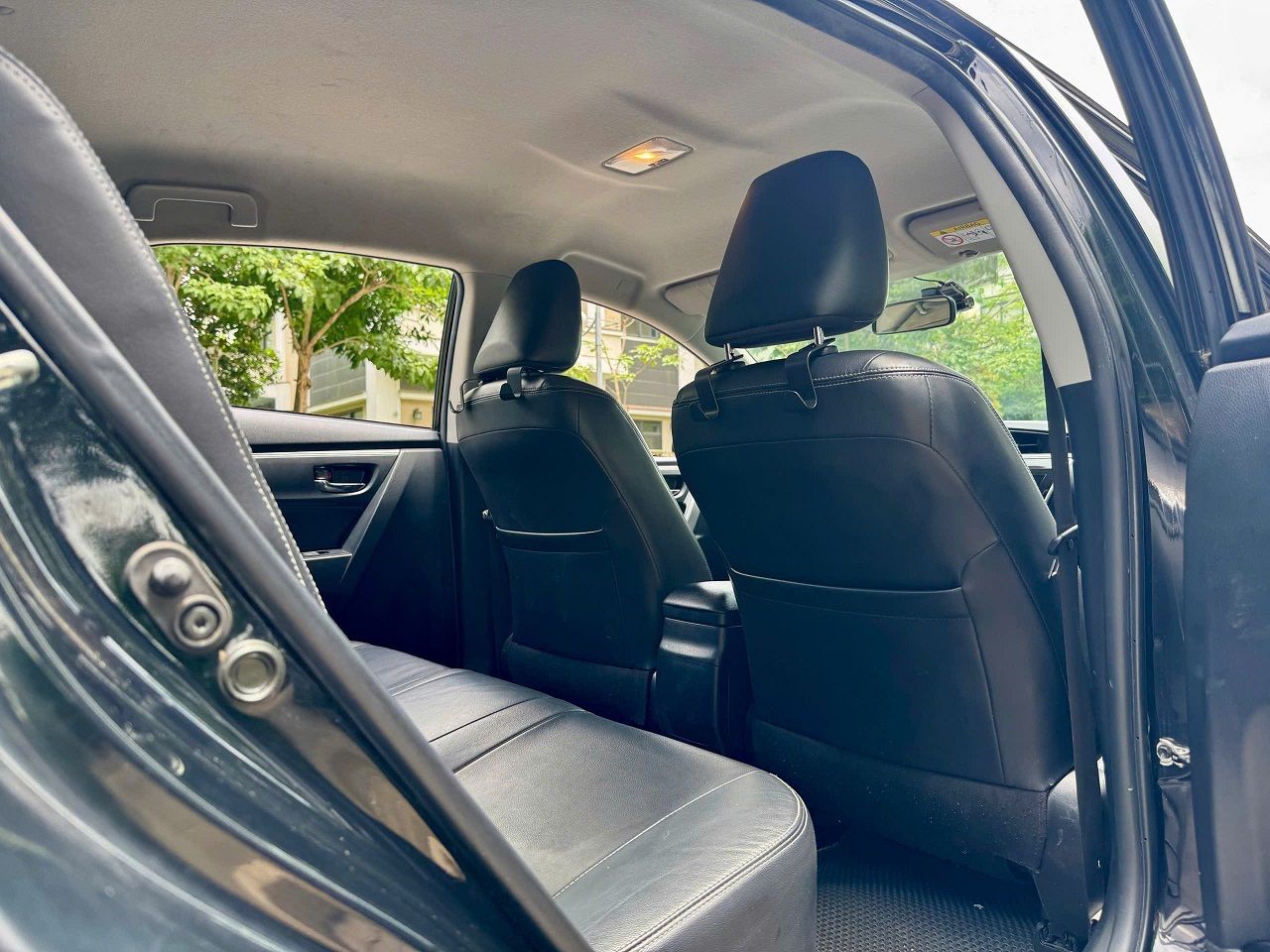 Toyota Corolla Altis 1.8G AT 2017 màu đen