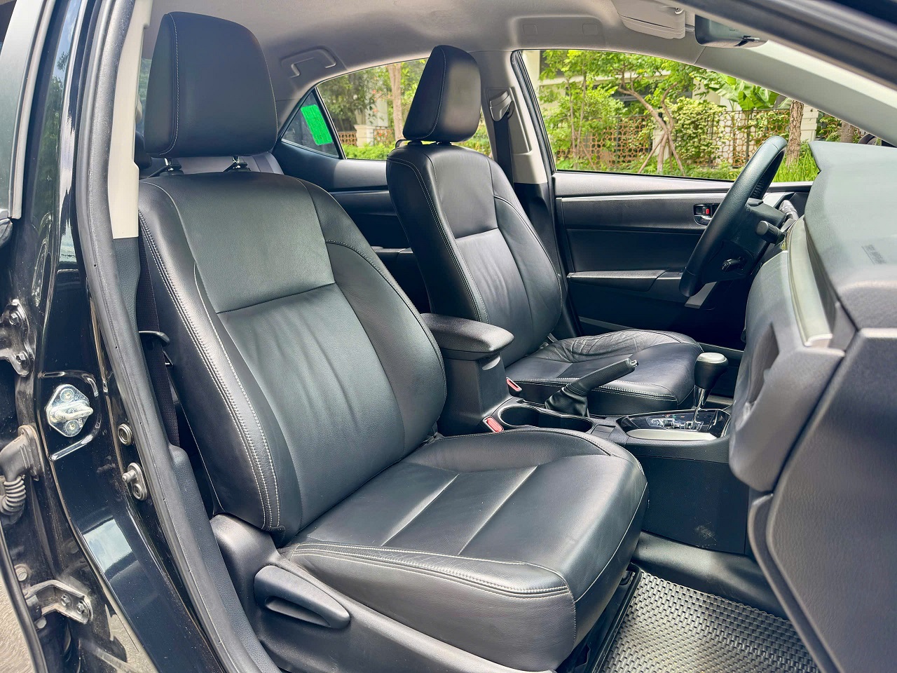 Toyota Corolla Altis 1.8G AT 2017 màu đen