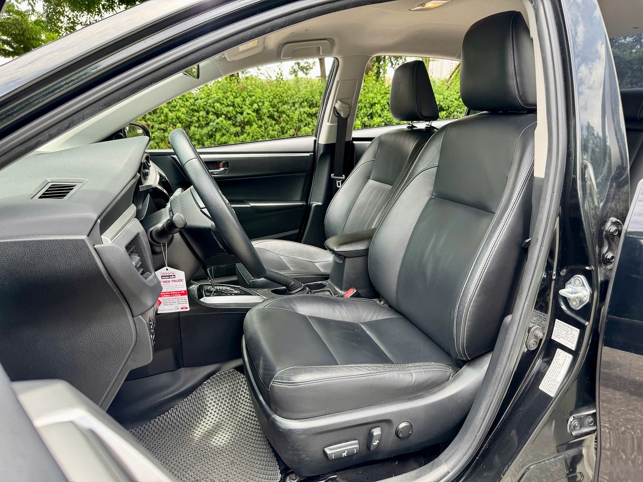 Toyota Corolla Altis 1.8G AT 2017 màu đen