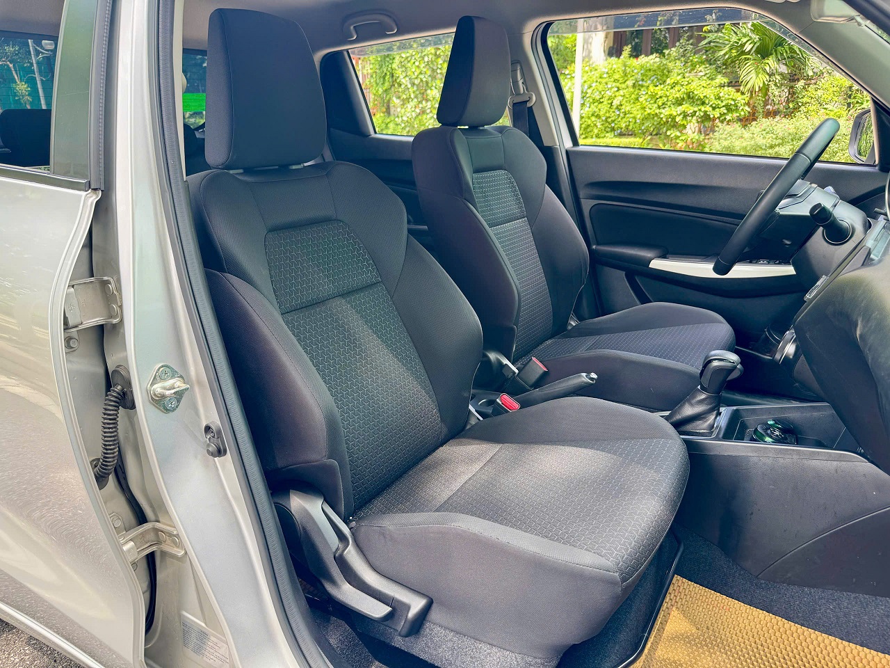 Suzuki Swift GLX 1.2 AT sản xuất 2019 bạc