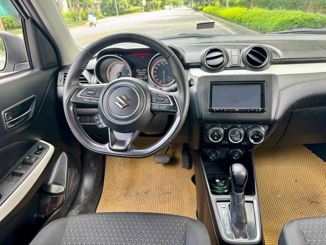 Suzuki Swift GLX 1.2 AT sản xuất 2019 bạc