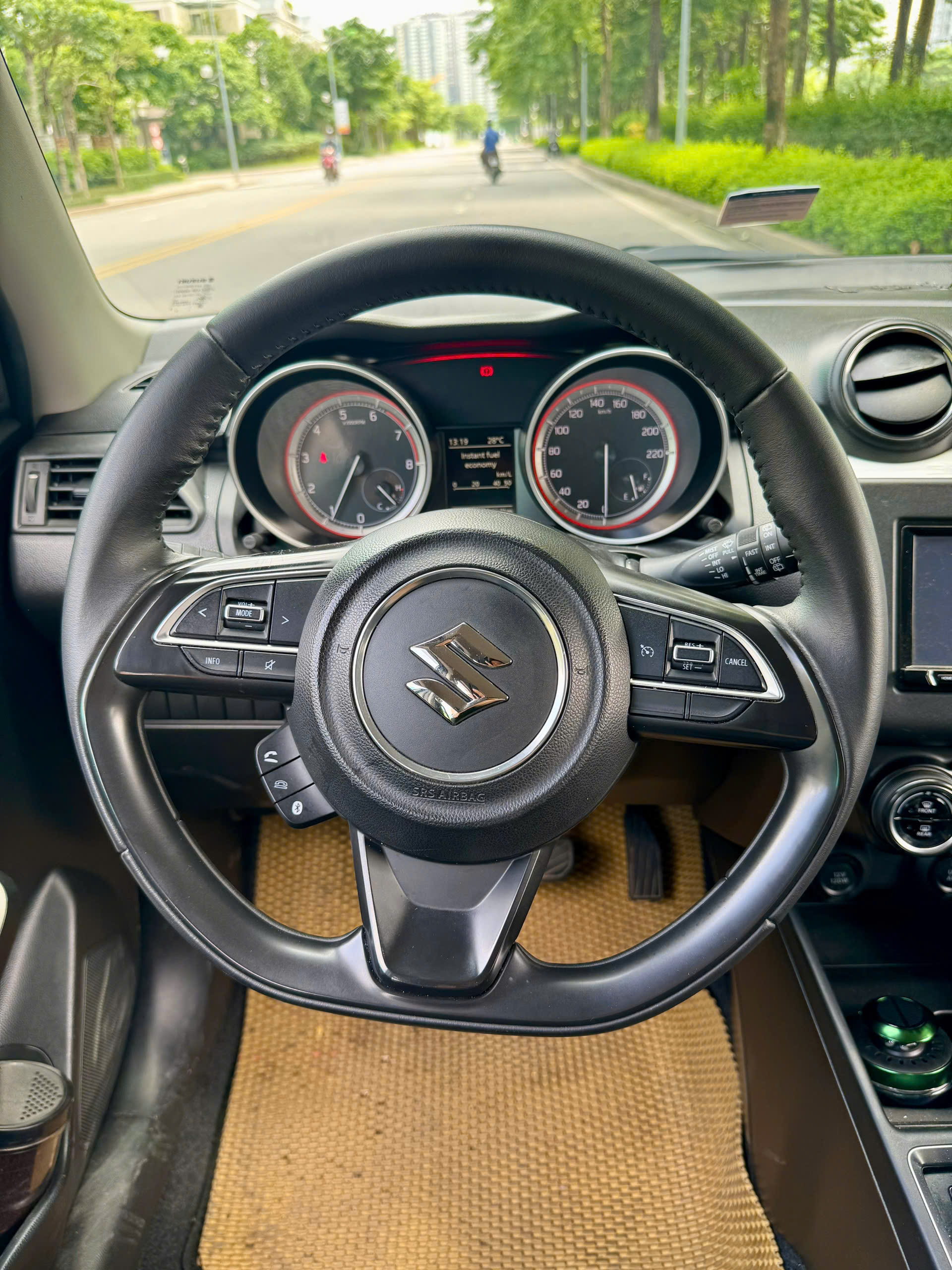 Suzuki Swift GLX 1.2 AT sản xuất 2019 bạc