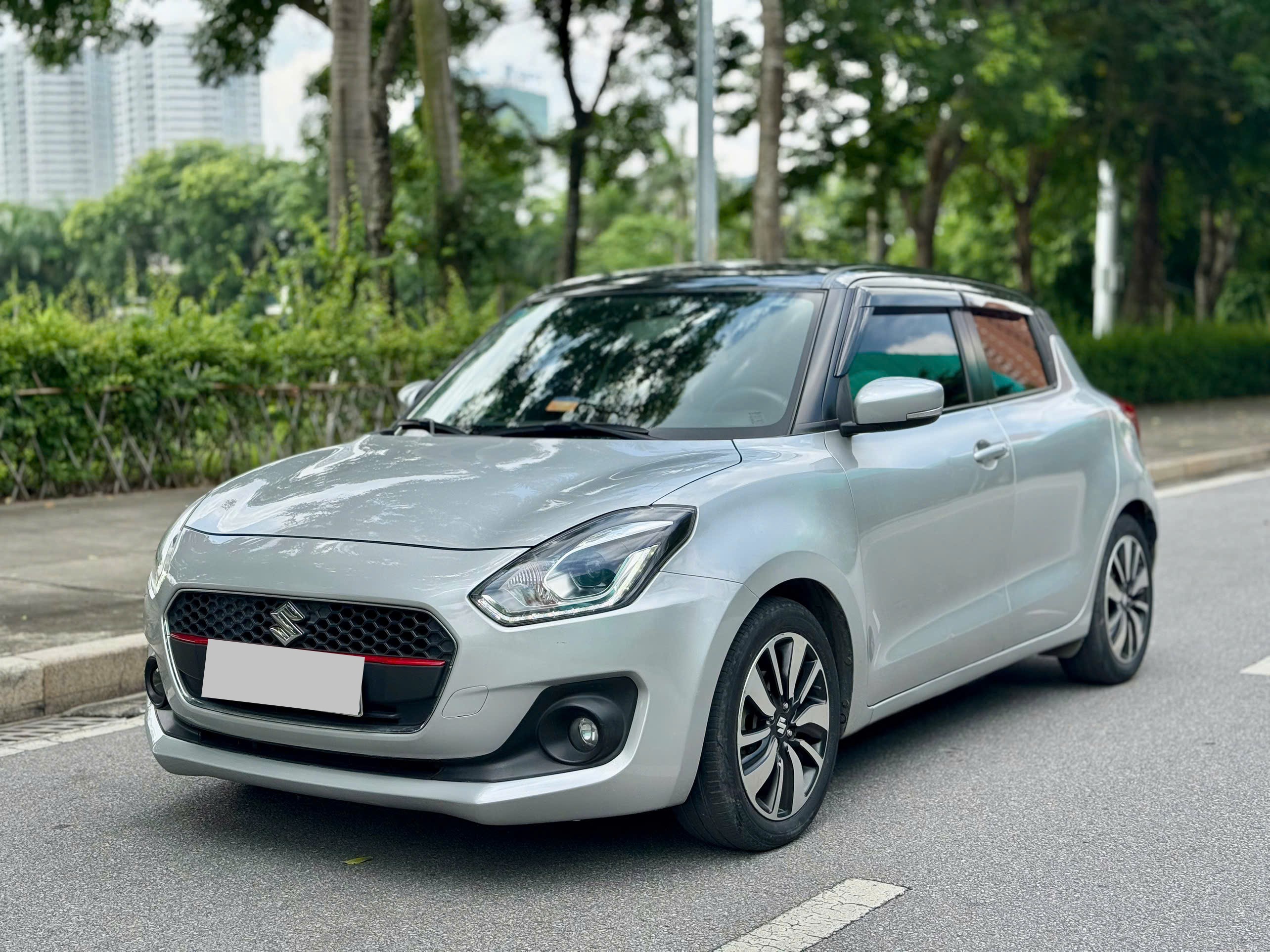 Suzuki Swift GLX 1.2 AT sản xuất 2019 bạc