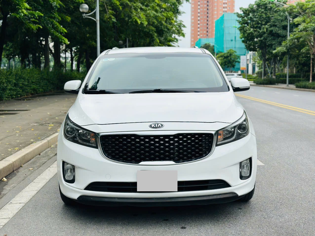 Kia Sedona 2.2 DAT 2018 màu trắng