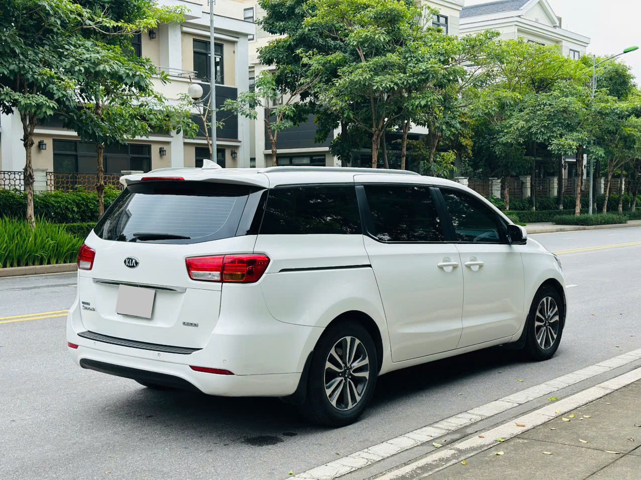 Kia Sedona 2.2 DAT 2018 màu trắng