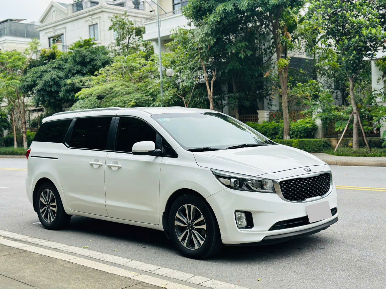 Kia Sedona 2.2 DAT 2018 màu trắng