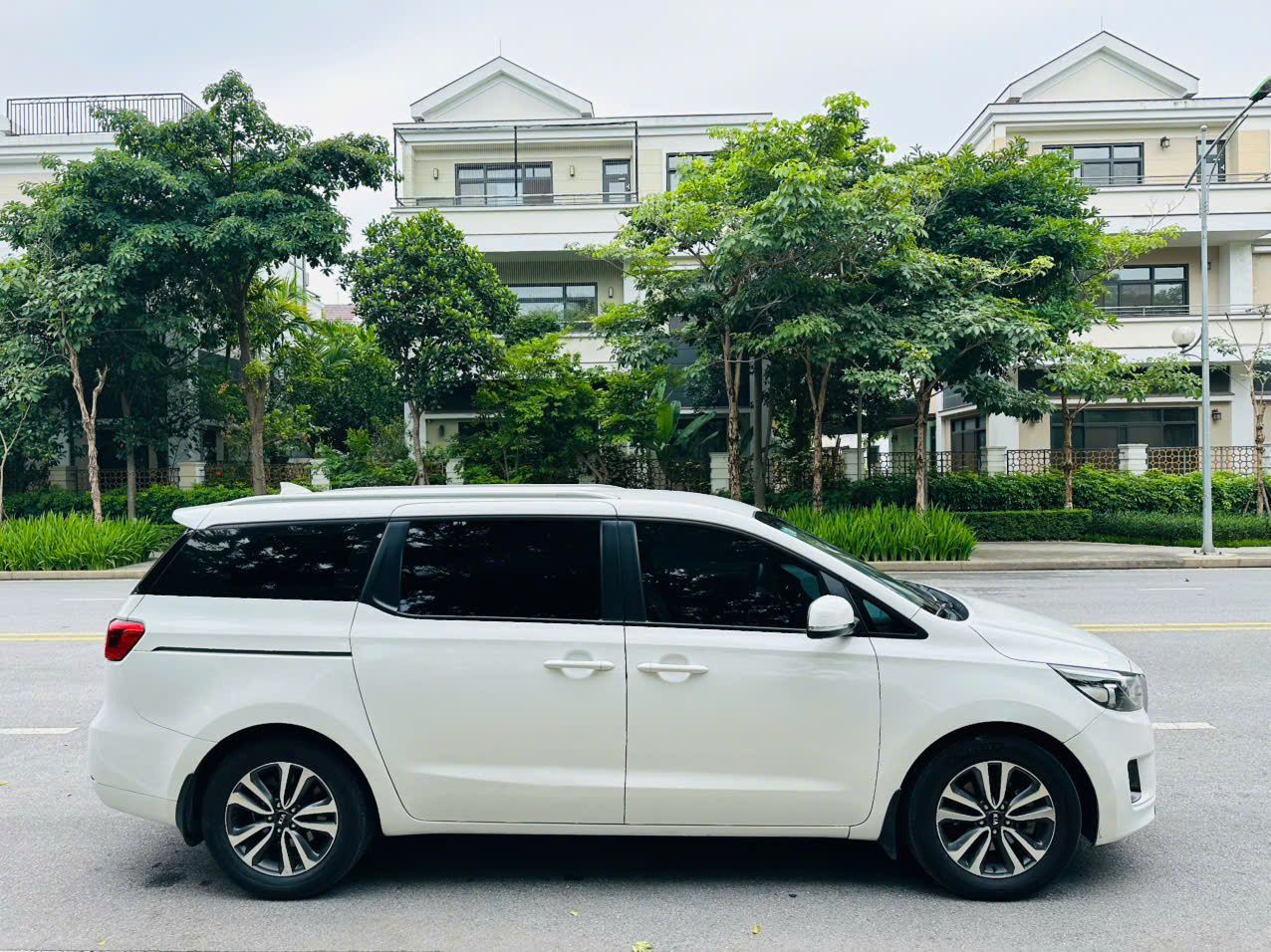 Kia Sedona 2.2 DAT 2018 màu trắng