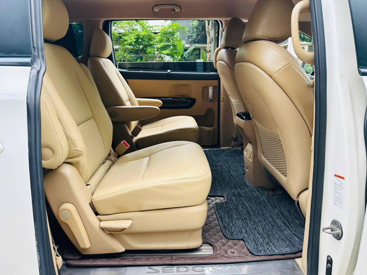 Kia Sedona 2.2 DAT 2018 màu trắng