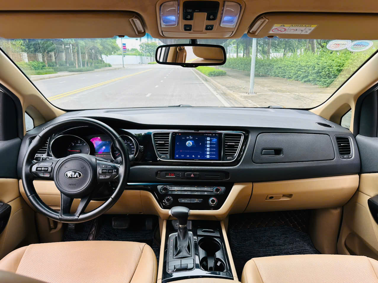 Kia Sedona 2.2 DAT 2018 màu trắng