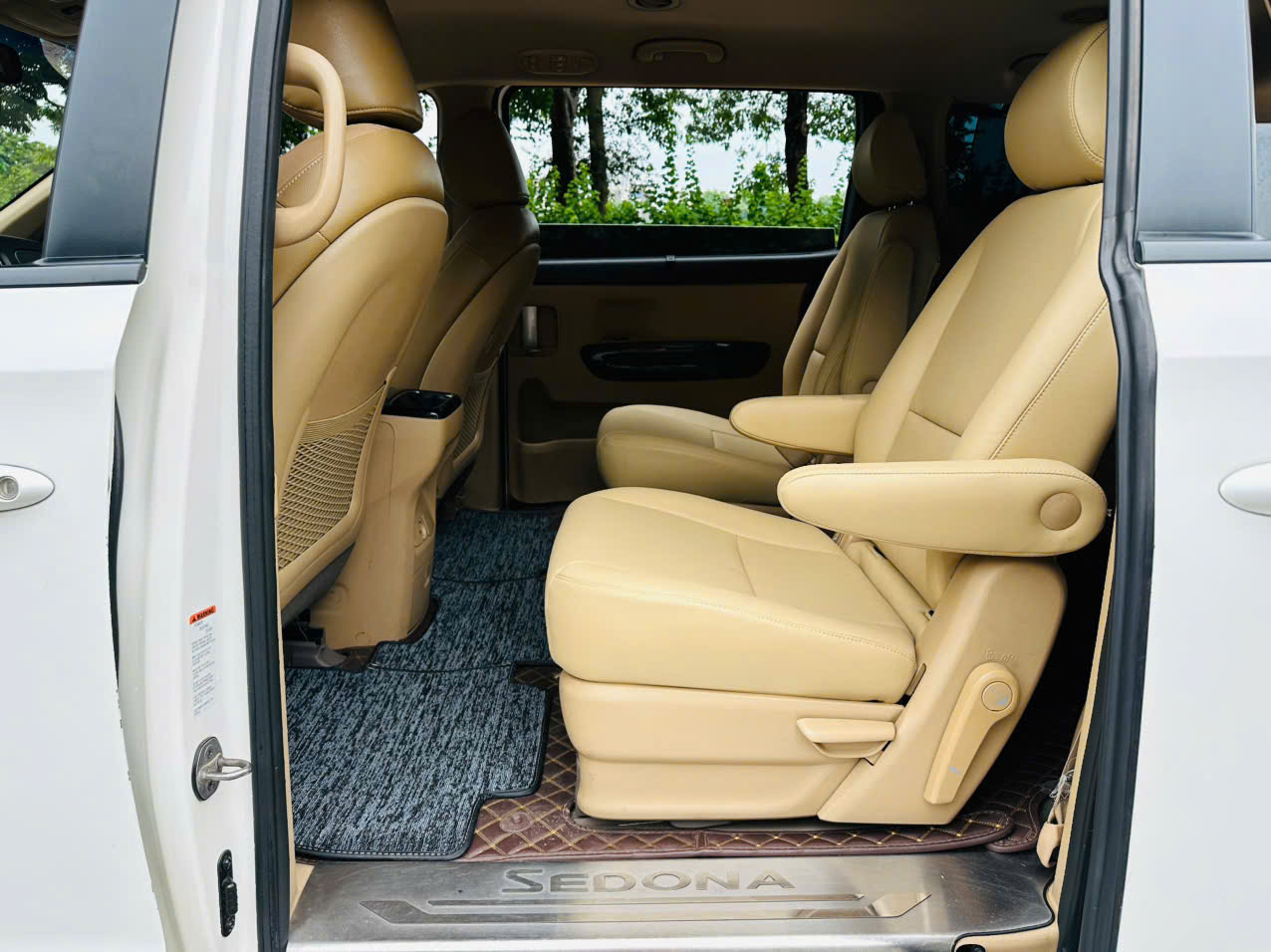 Kia Sedona 2.2 DAT 2018 màu trắng