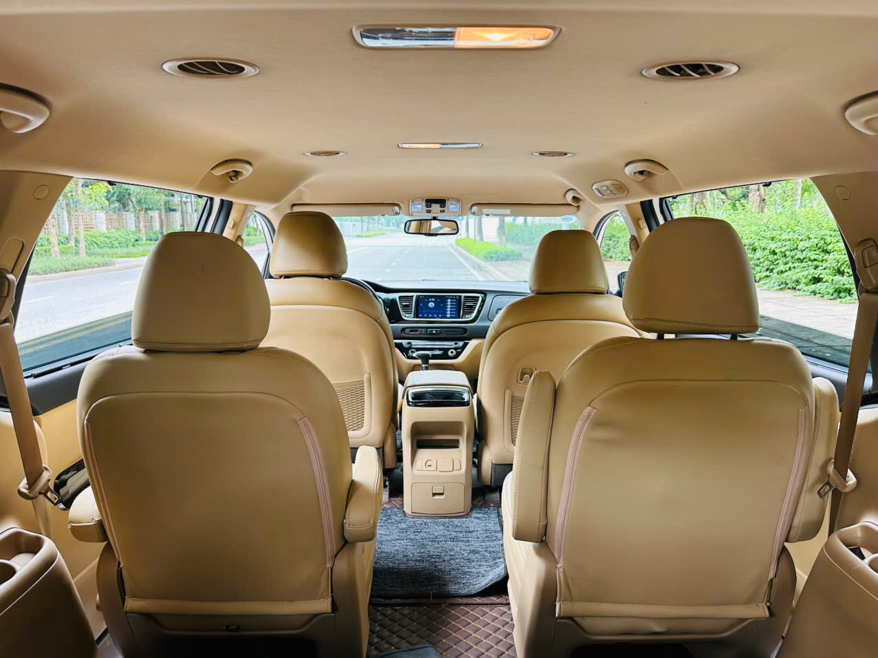 Kia Sedona 2.2 DAT 2018 màu trắng