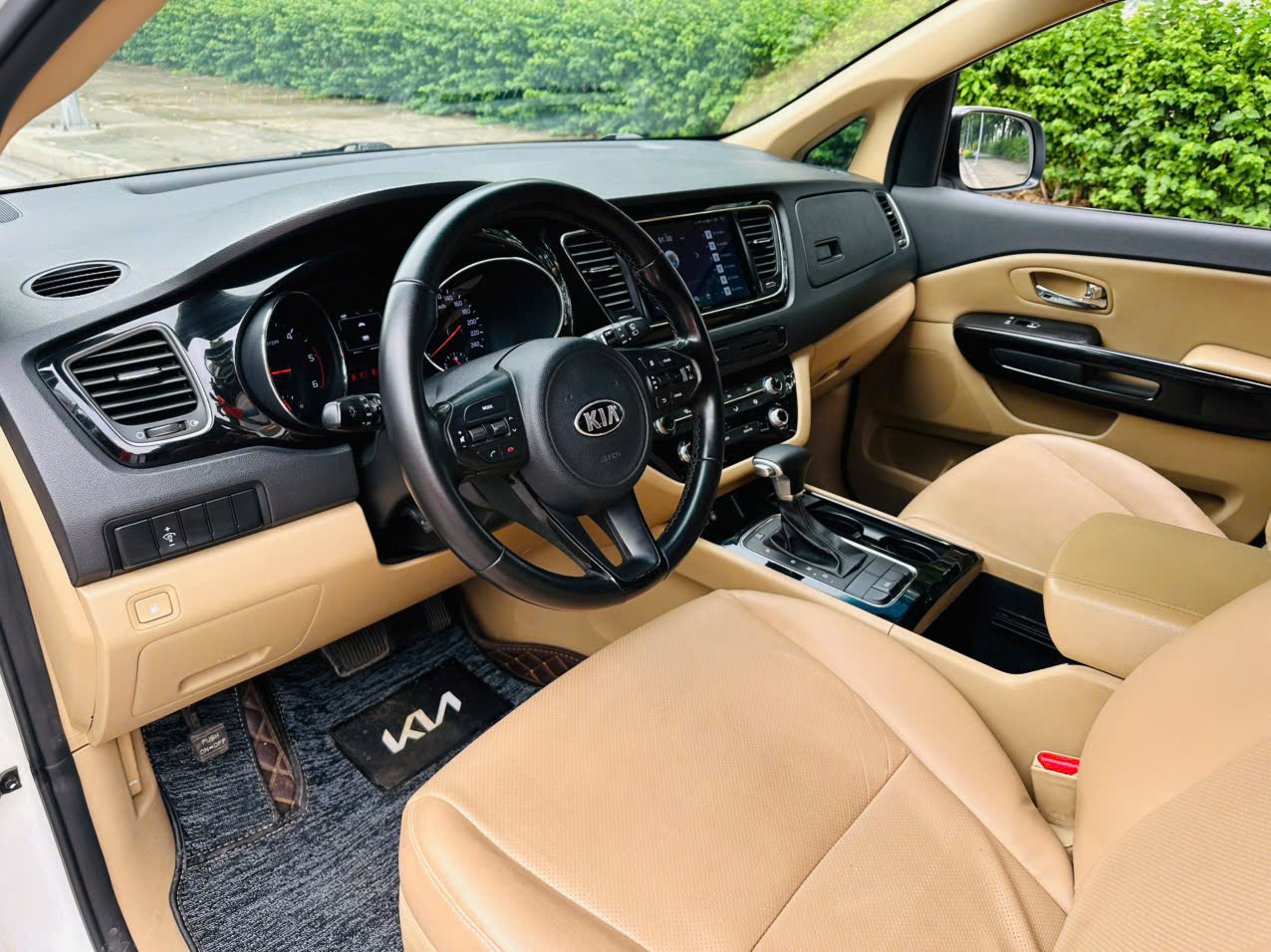 Kia Sedona 2.2 DAT 2018 màu trắng