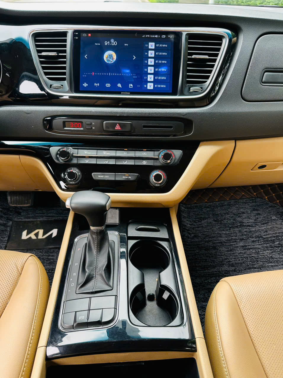 Kia Sedona 2.2 DAT 2018 màu trắng