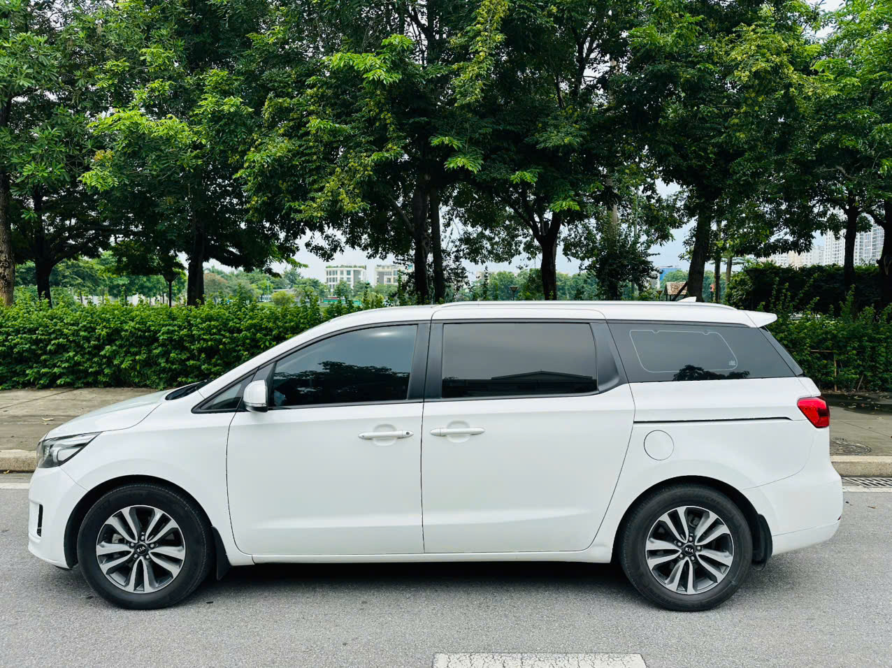 Kia Sedona 2.2 DAT 2018 màu trắng
