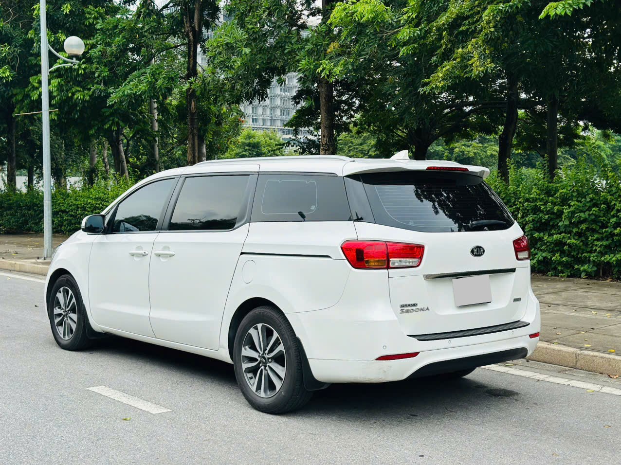 Kia Sedona 2.2 DAT 2018 màu trắng