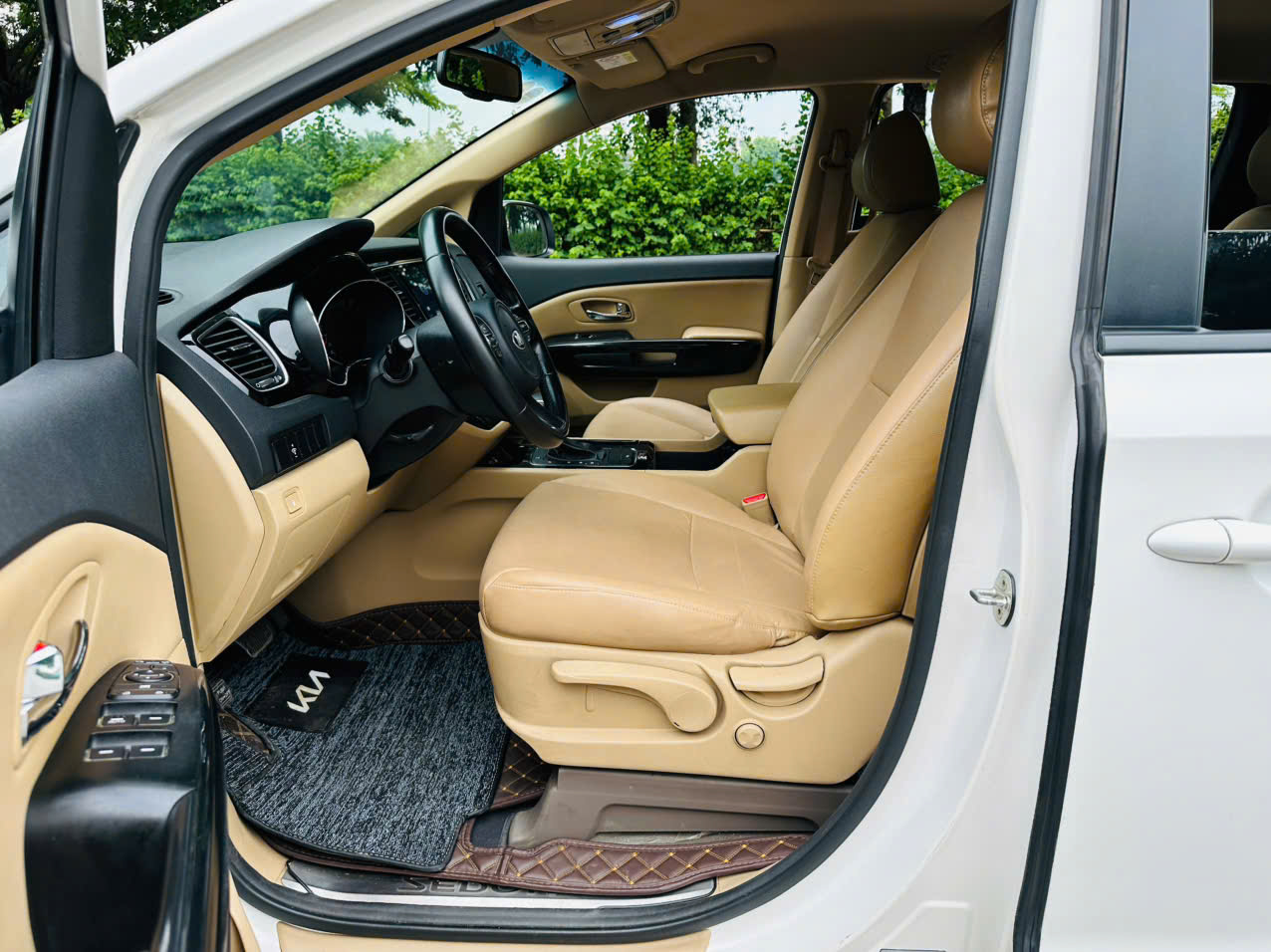Kia Sedona 2.2 DAT 2018 màu trắng