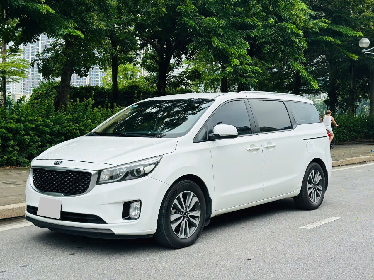 Kia Sedona 2.2 DAT 2018 màu trắng