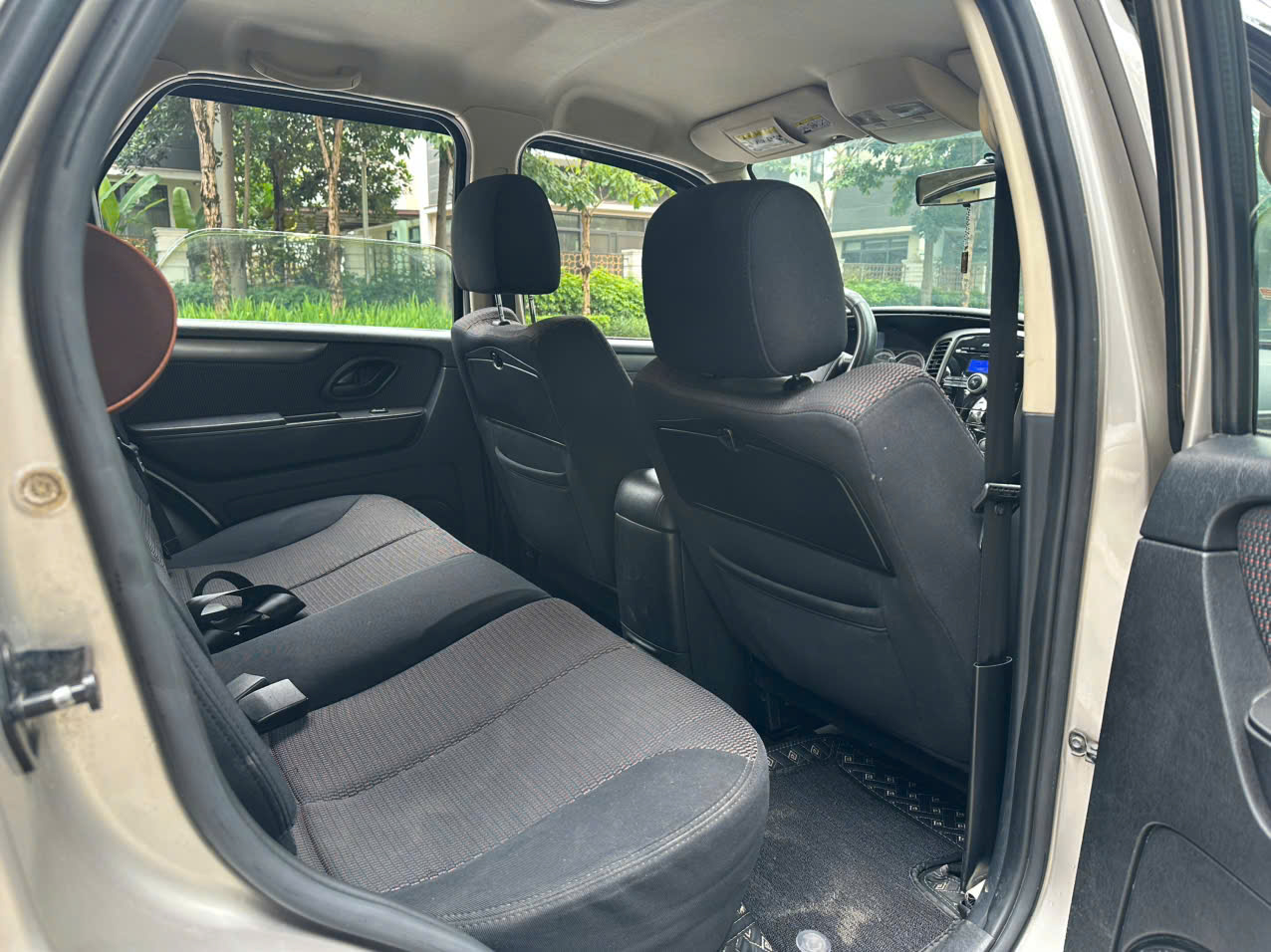 Ford Escape XLS 2.3L 4x2 2010 màu ghi vàng