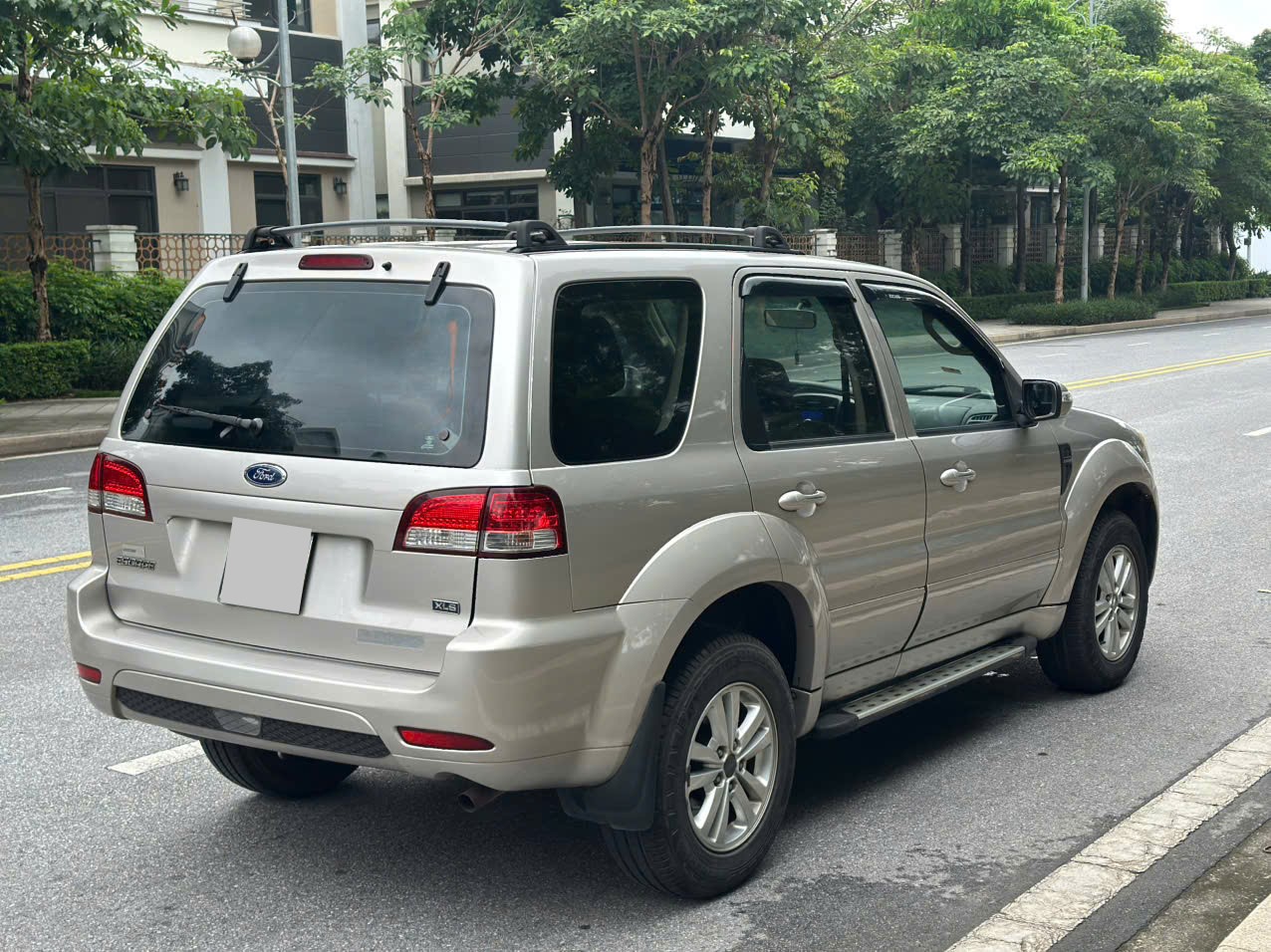 Ford Escape XLS 2.3L 4x2 2010 màu ghi vàng