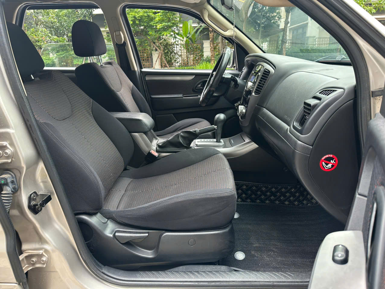 Ford Escape XLS 2.3L 4x2 2010 màu ghi vàng