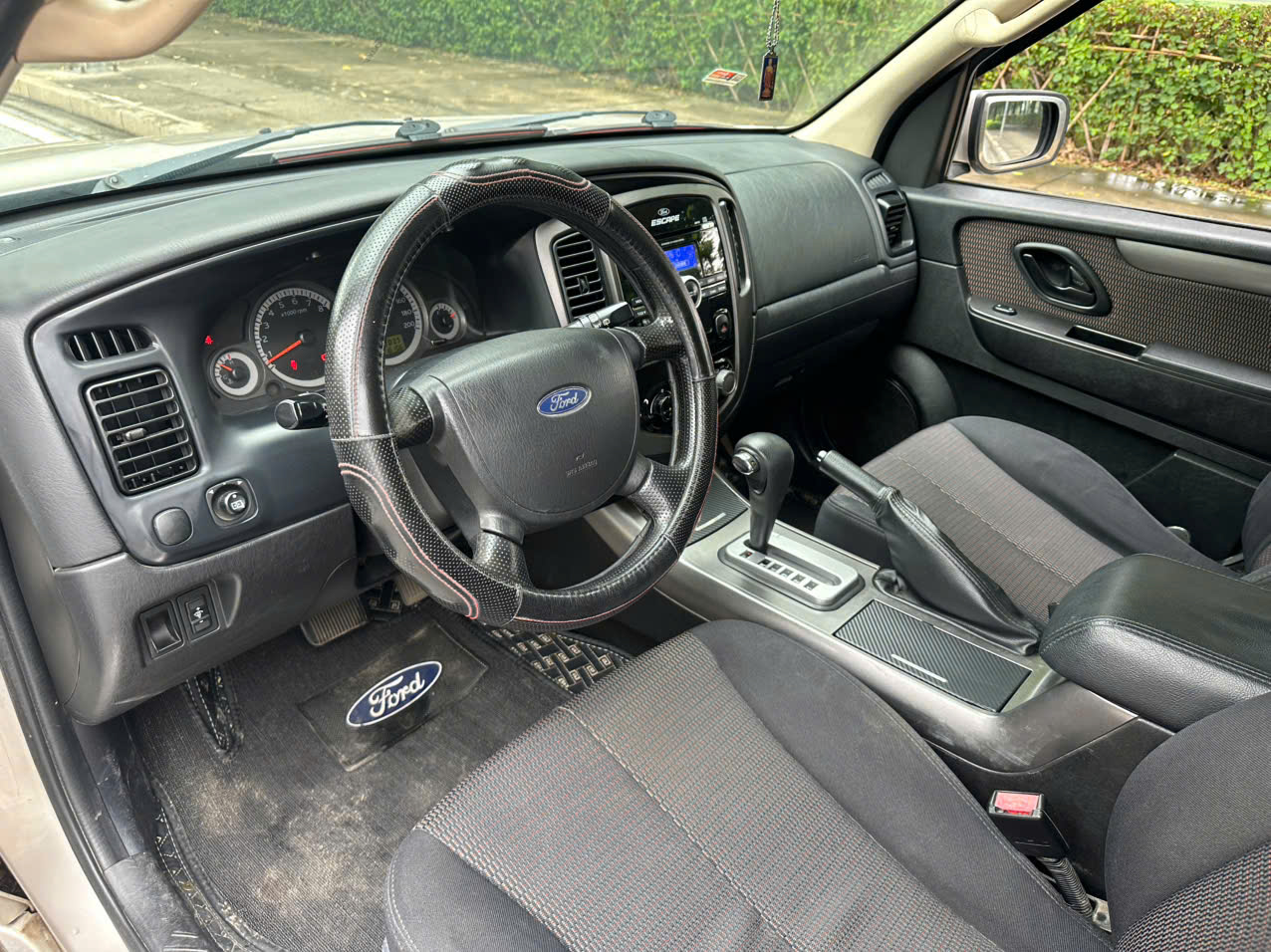 Ford Escape XLS 2.3L 4x2 2010 màu ghi vàng