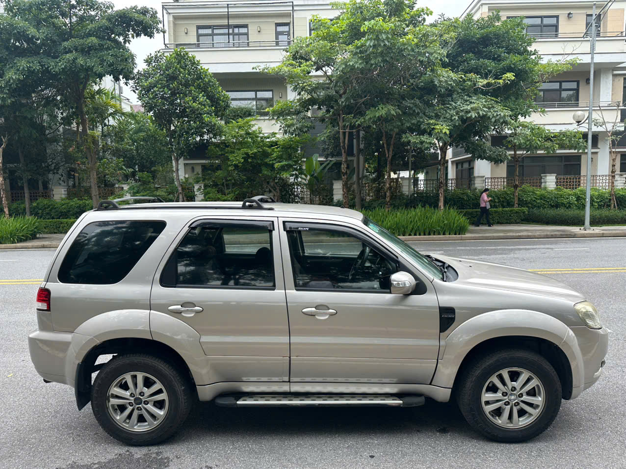 Ford Escape XLS 2.3L 4x2 2010 màu ghi vàng