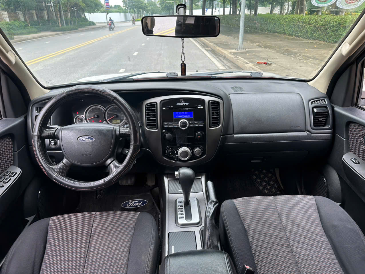 Ford Escape XLS 2.3L 4x2 2010 màu ghi vàng