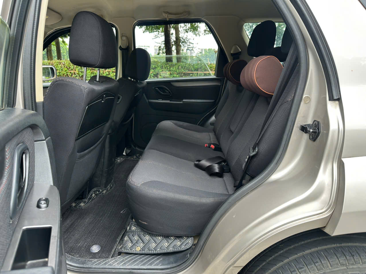 Ford Escape XLS 2.3L 4x2 2010 màu ghi vàng