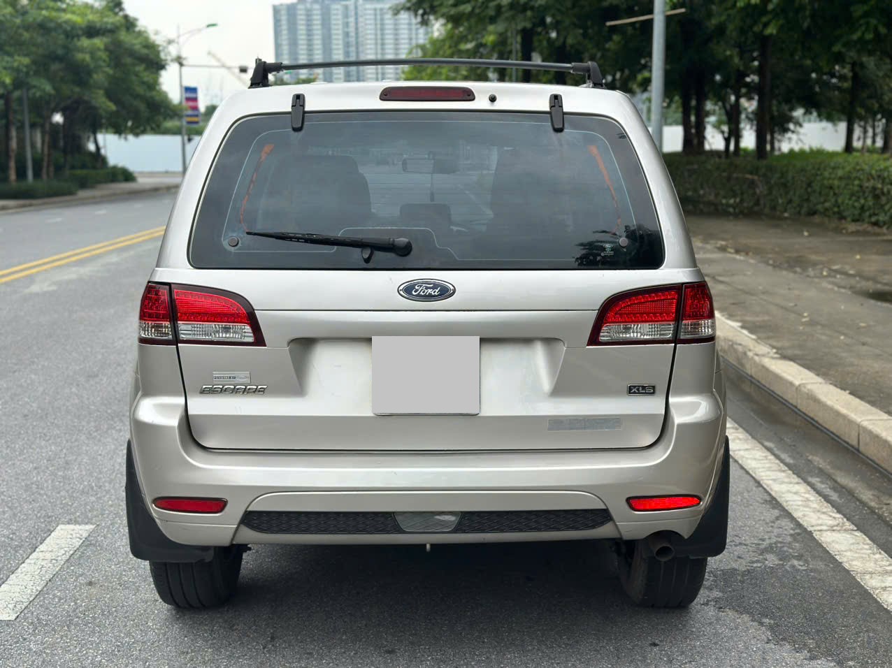 Ford Escape XLS 2.3L 4x2 2010 màu ghi vàng
