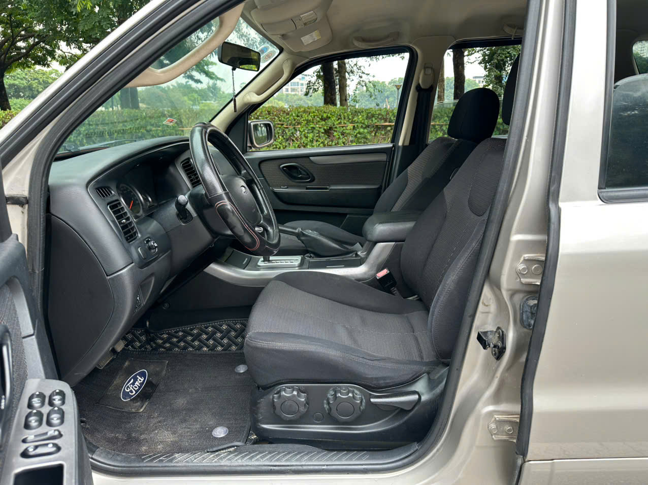 Ford Escape XLS 2.3L 4x2 2010 màu ghi vàng