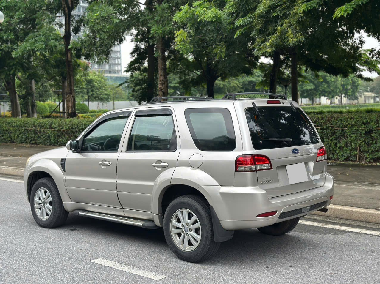 Ford Escape XLS 2.3L 4x2 2010 màu ghi vàng