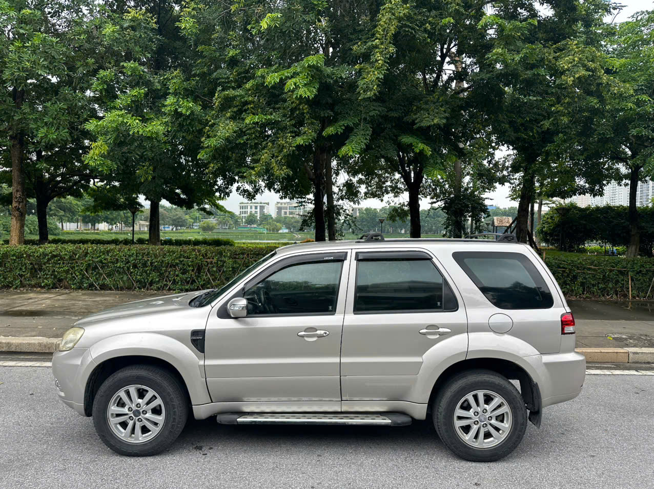 Ford Escape XLS 2.3L 4x2 2010 màu ghi vàng