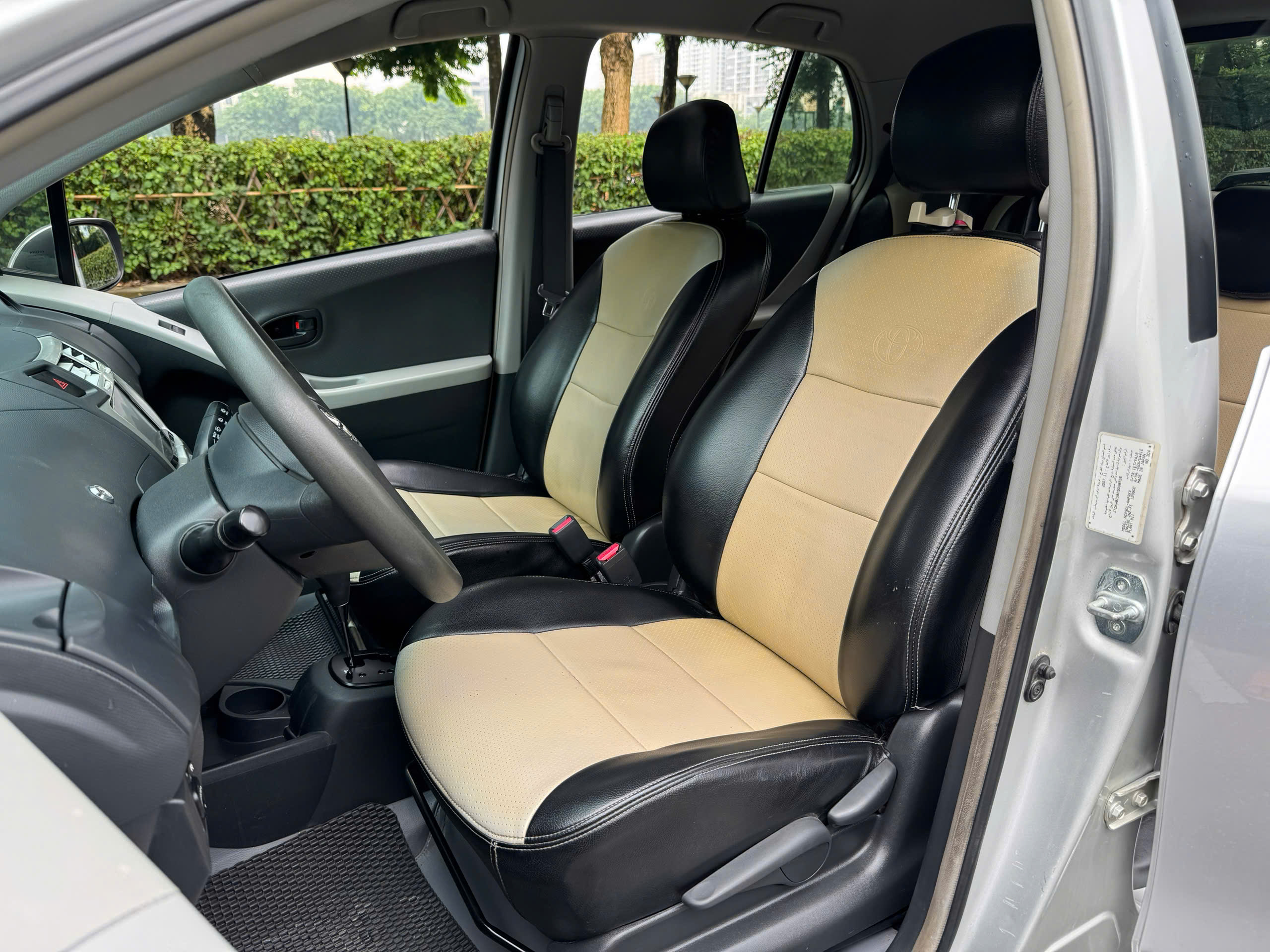 Toyota Yaris 1.3AT Nhật Bản 2007 màu bạc