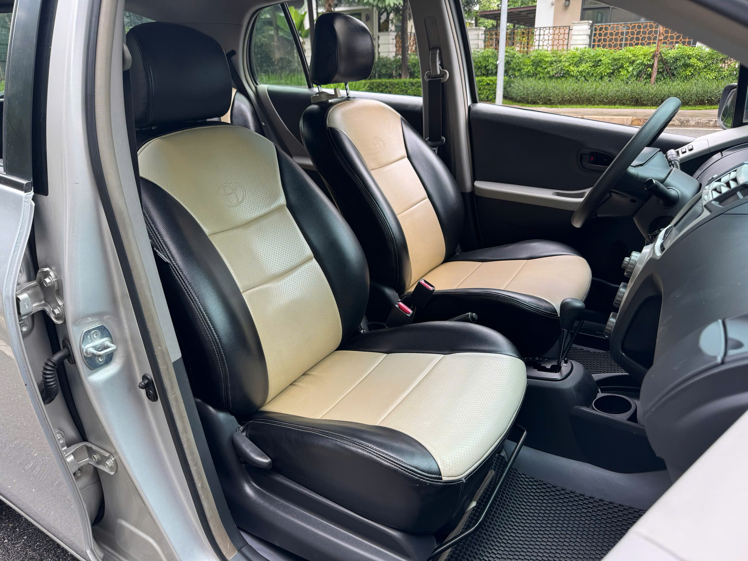 Toyota Yaris 1.3AT Nhật Bản 2007 màu bạc