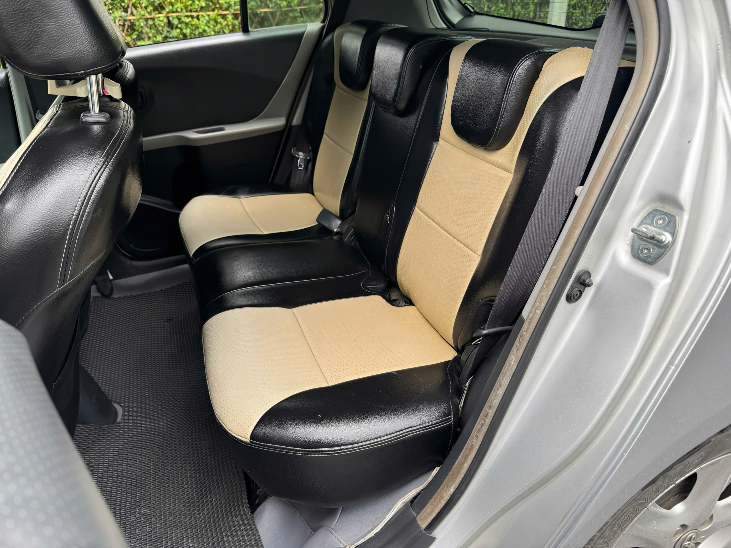 Toyota Yaris 1.3AT Nhật Bản 2007 màu bạc