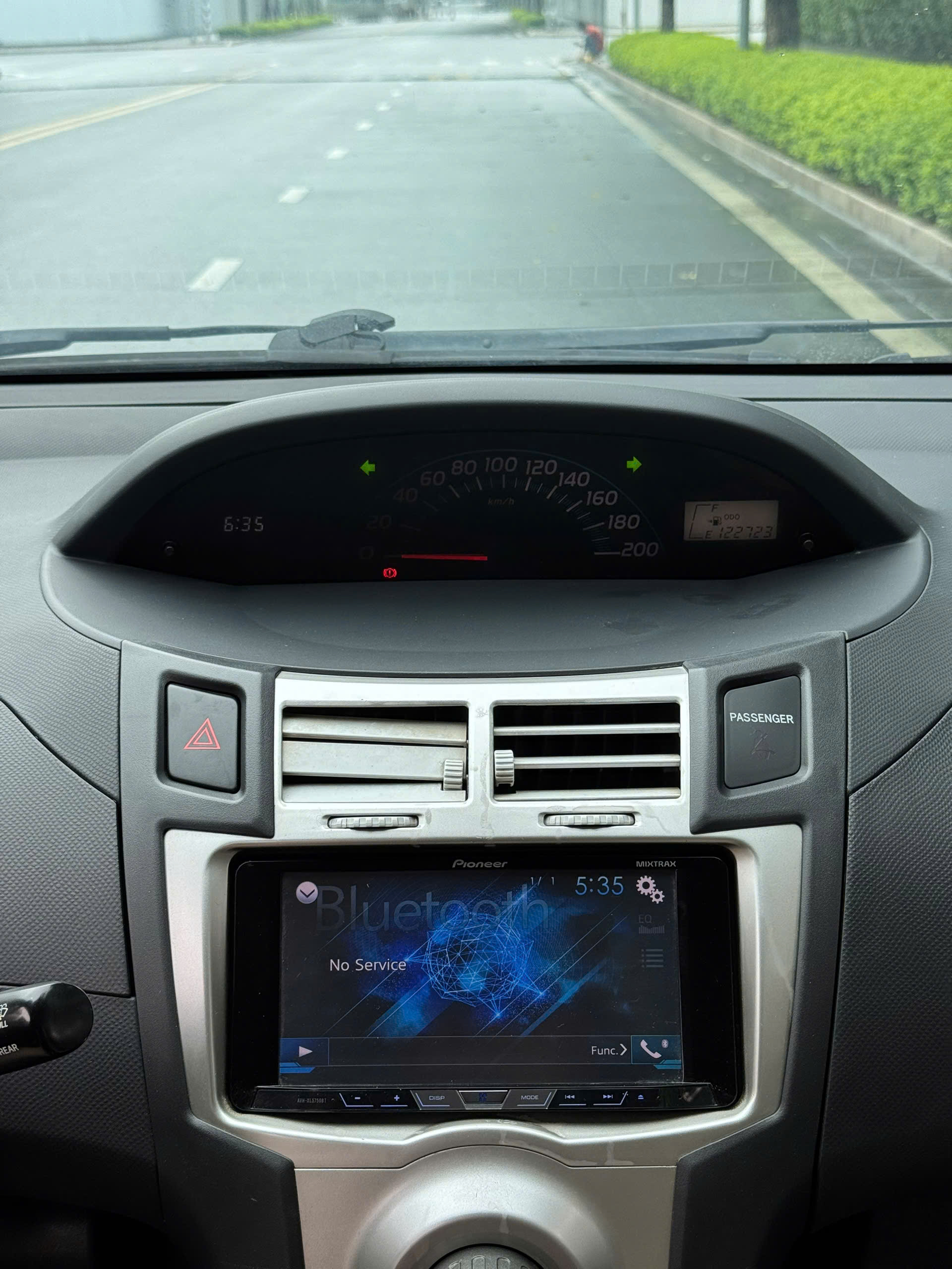 Toyota Yaris 1.3AT Nhật Bản 2007 màu bạc