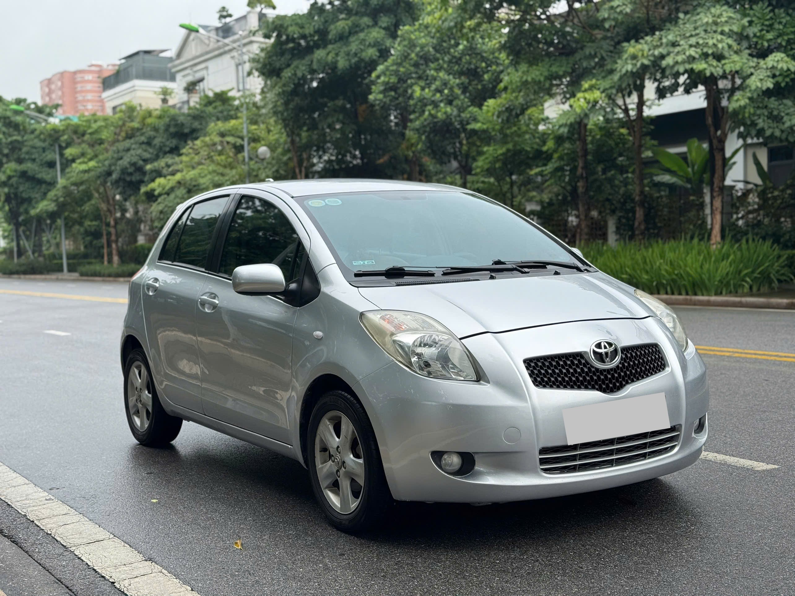 Toyota Yaris 1.3AT Nhật Bản 2007 màu bạc