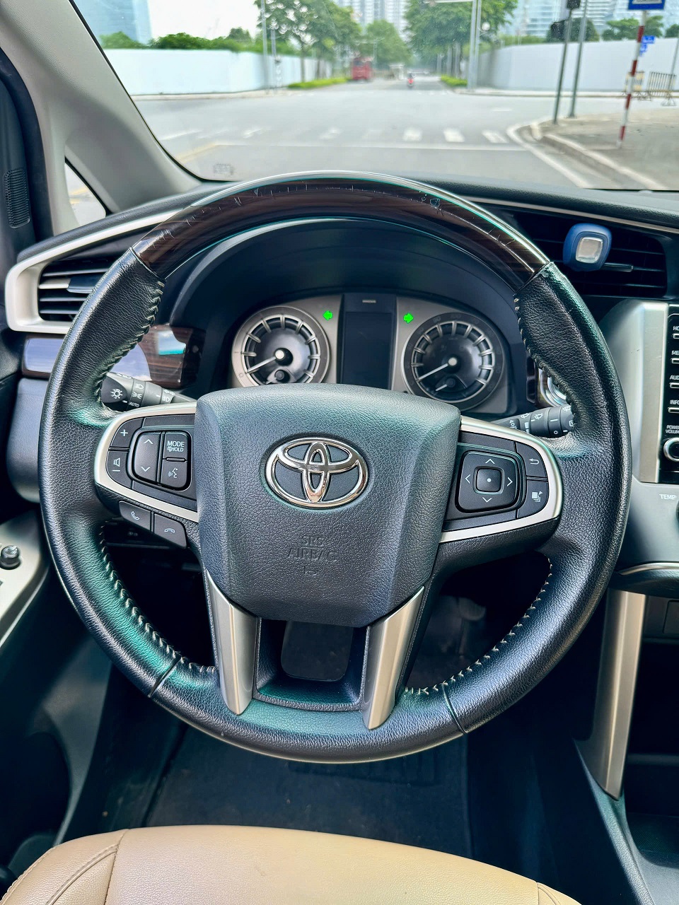Toyota Innova 2.0G sản xuất 2022 màu bạc