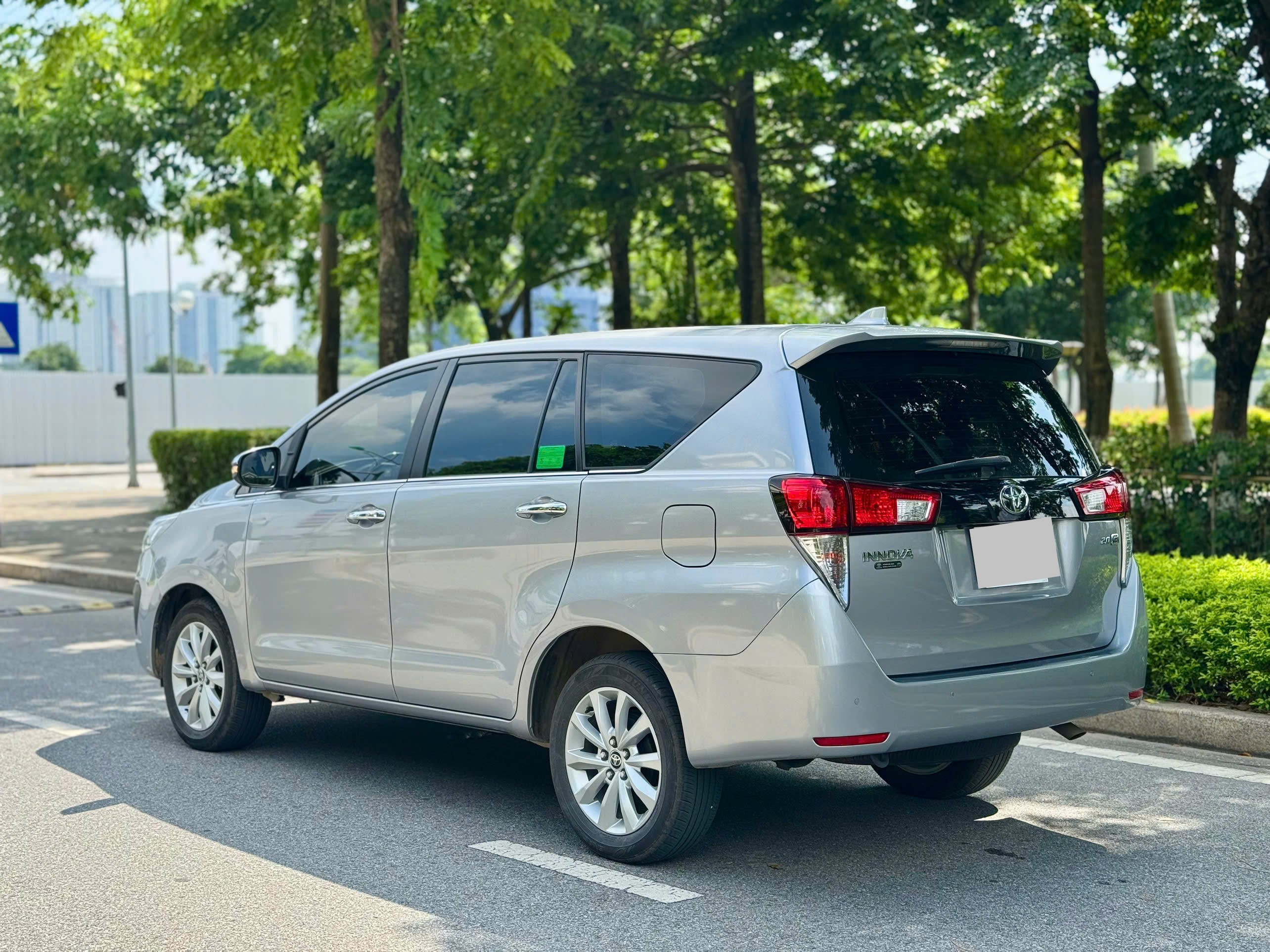 Toyota Innova 2.0G sản xuất 2022 màu bạc