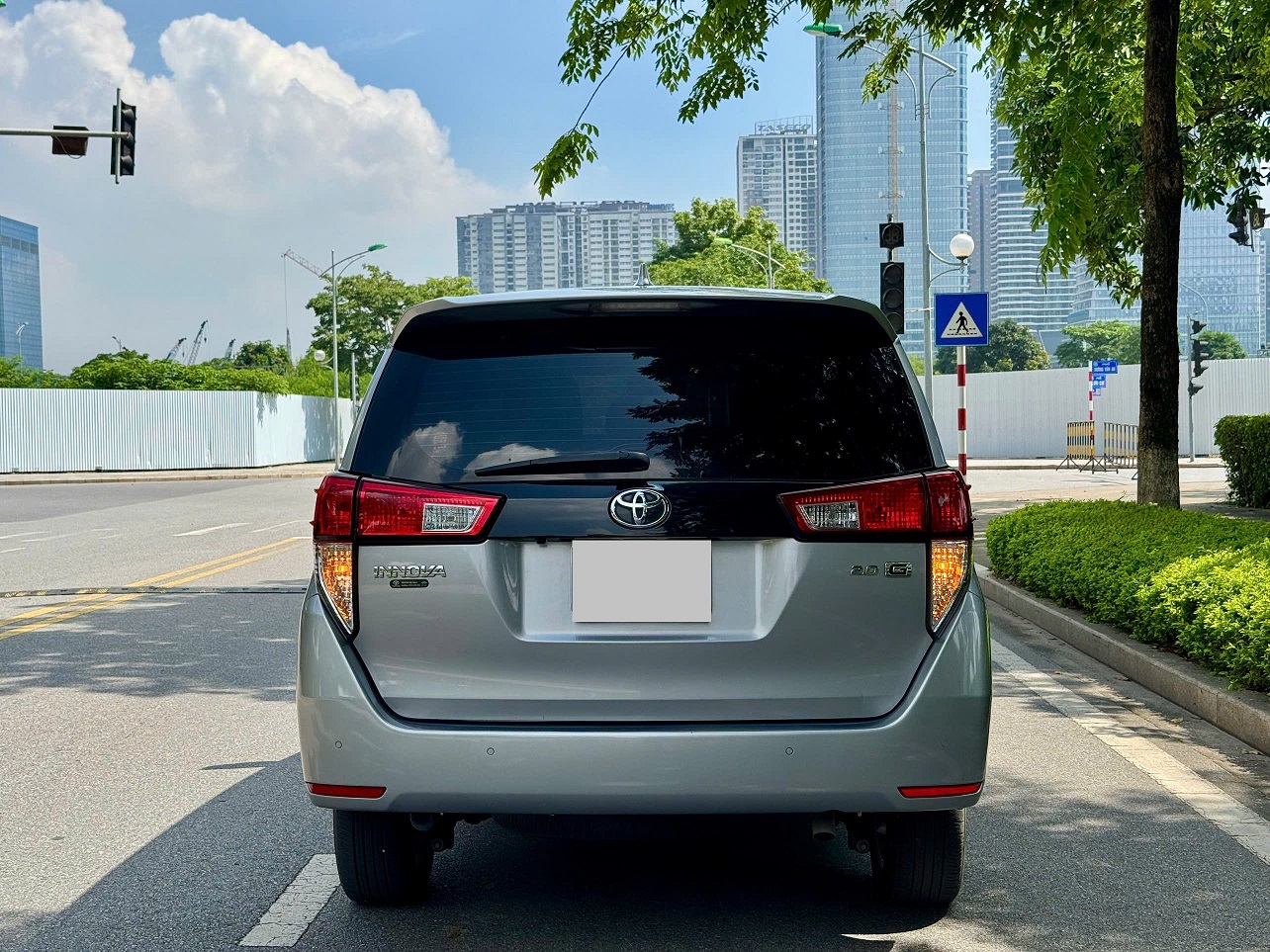 Toyota Innova 2.0G sản xuất 2022 màu bạc