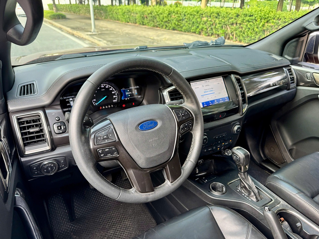 Ford Everest Titanium 2.0L 4x2 AT 2020 màu đỏ