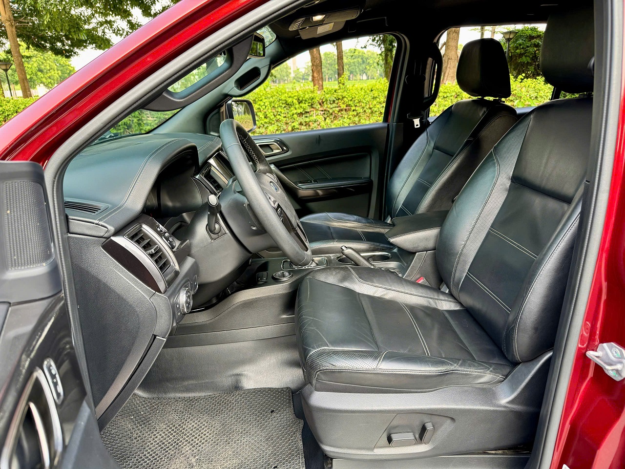 Ford Everest Titanium 2.0L 4x2 AT 2020 màu đỏ