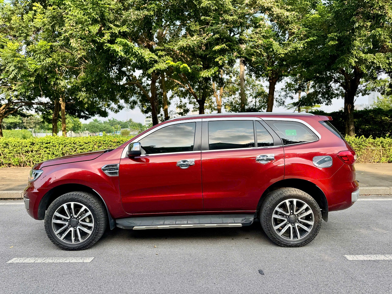 Ford Everest Titanium 2.0L 4x2 AT 2020 màu đỏ