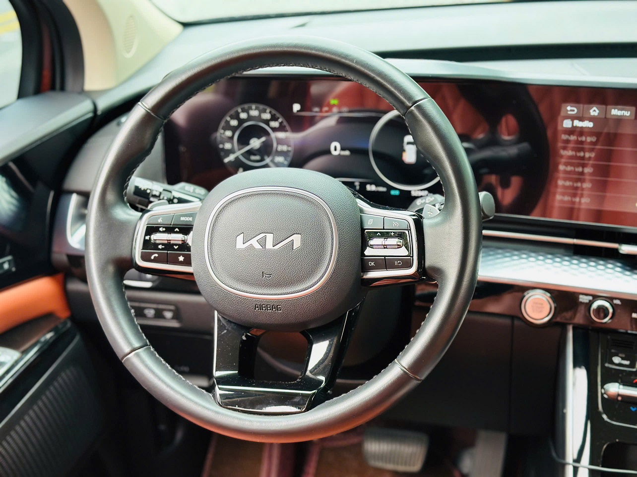 Kia Carnival 2.2D Premium sản xuất 2022 đỏ mận