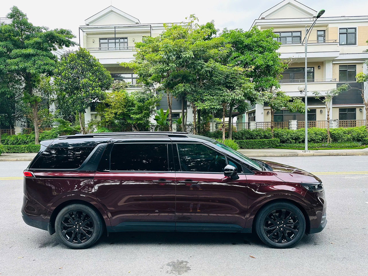 Kia Carnival 2.2D Premium sản xuất 2022 đỏ mận